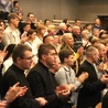 Ten spektakl utkany jest z prawdziwych wspomnień, rozmów, listów