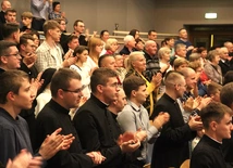 Ten spektakl utkany jest z prawdziwych wspomnień, rozmów, listów