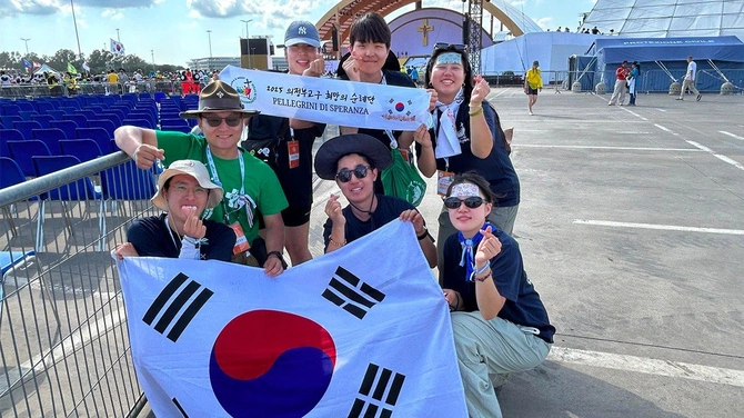 Młodzi Koreańczycy zapraszają