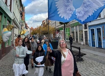 Z aniołami wędrujemy, być świętymi próbujemy!