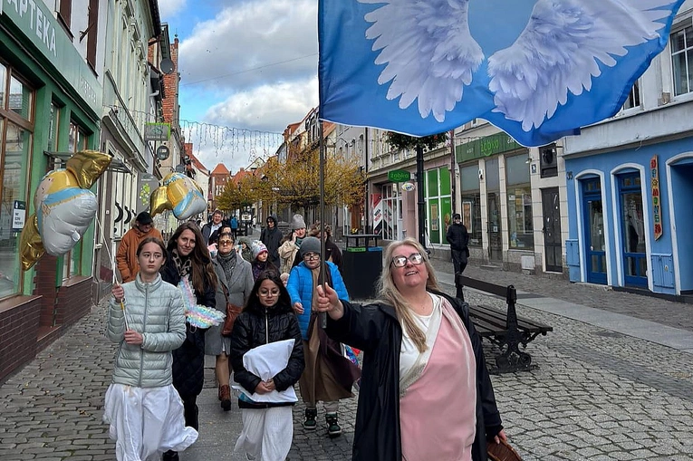Z aniołami wędrujemy, być świętymi próbujemy!
