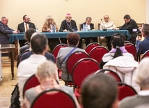 Bp Piotr Jarecki: Dialog między religiami to wymiana darów