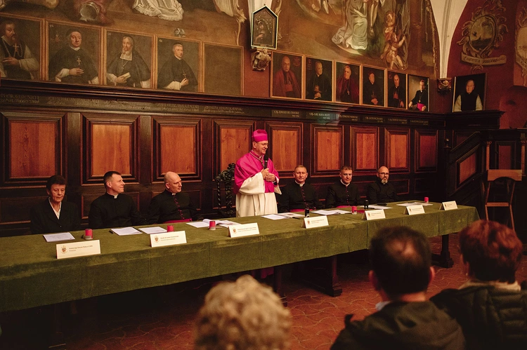 – Wielcy  mistycy  nie zawsze piszą traktaty. Czasem haftują bieliznę ołtarzową – podkreślił abp Wojda. 