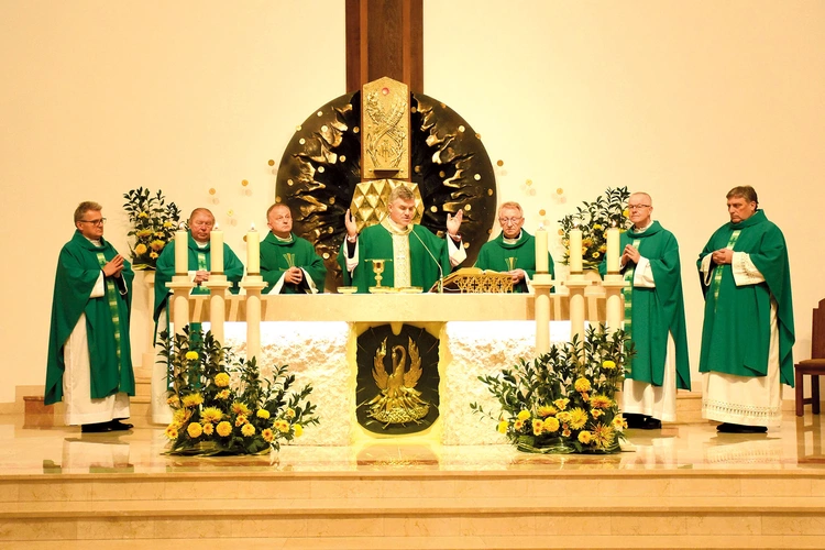 Abp Zieliński w gronie zaprzyjaźnionych kapłanów.