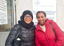 Psycholog Mekdem Tesfamichael (z prawej)  i lekarz Krystyna Kebede  przed Oddziałem Leczenia Zespołów Abstynencyjnych Błękitnego Krzyża w Bielsku-Białej. 