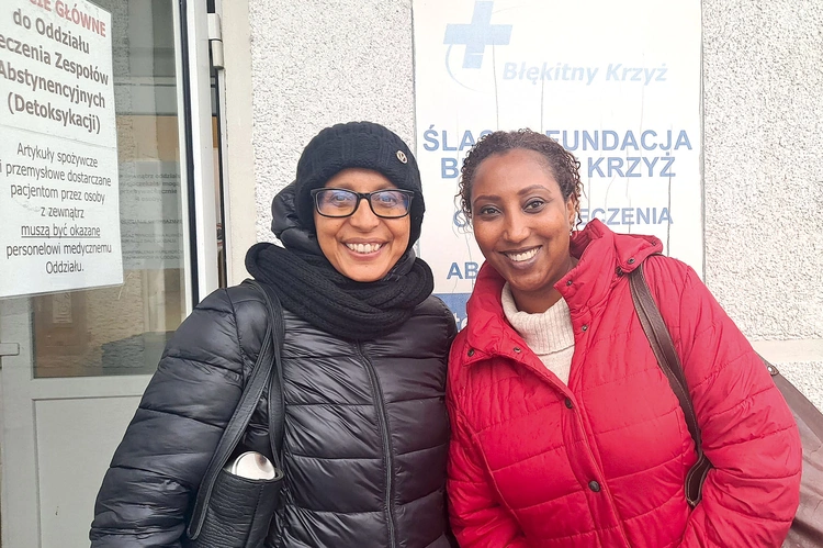 Psycholog Mekdem Tesfamichael (z prawej)  i lekarz Krystyna Kebede  przed Oddziałem Leczenia Zespołów Abstynencyjnych Błękitnego Krzyża w Bielsku-Białej. 