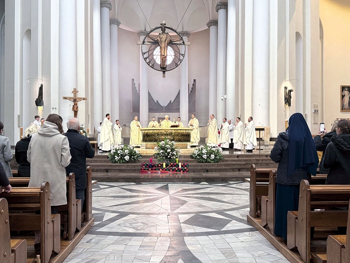 – Mamy pięć świec i pięć dziesiątek różańca nawiązujących do pięciu kolorów misyjnych. Jest jeszcze kawałek płótna – materiału misyjnego, który dostaliśmy z Zambii – tłumaczył symbolikę dekoracji w prezbiterium ks. Grzegorz Wita, odpowiedzialny za dzieła misyjne w archidiecezji katowickiej.