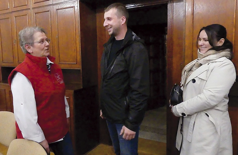 Anna Byrczek (z lewej) z uczestnikami hospicyjnego dnia otwartego.