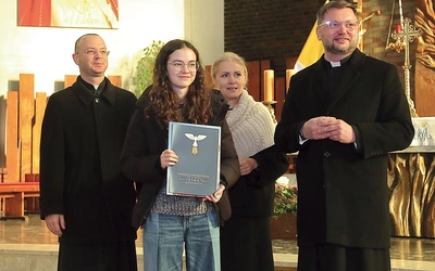 Laureaci otrzymali książki i karty podarunkowe do salonów Empik.