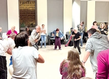 Spotkania aktorów  – entuzjastów, którzy wystąpią w scenach zbiorowych „Katedry”  – odbywają się w poniedziałki na Wydziale Teologicznym UŚ.