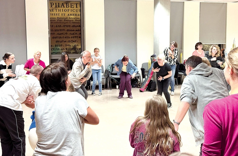 Spotkania aktorów  – entuzjastów, którzy wystąpią w scenach zbiorowych „Katedry”  – odbywają się w poniedziałki na Wydziale Teologicznym UŚ.