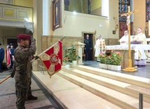 Uroczyste wprowadzenie sztandaru Wojska Polskiego do kościoła w Gliwicach.