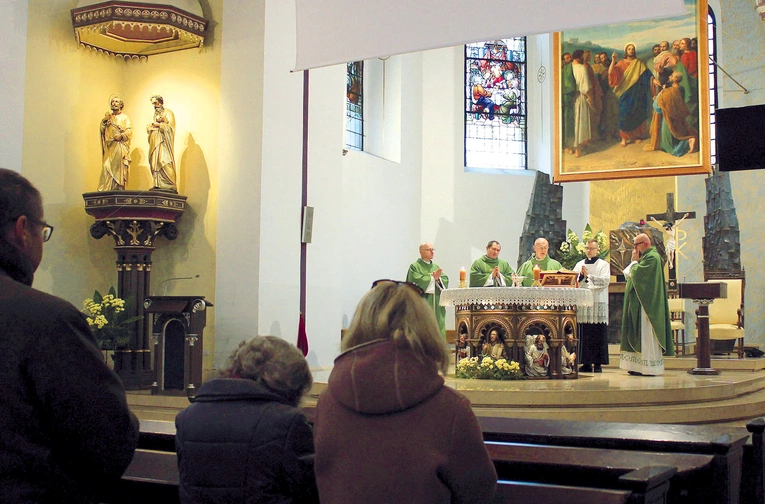 Msza w intencji ojczyzny  w kościele Świętych Apostołów Piotra i Pawła.