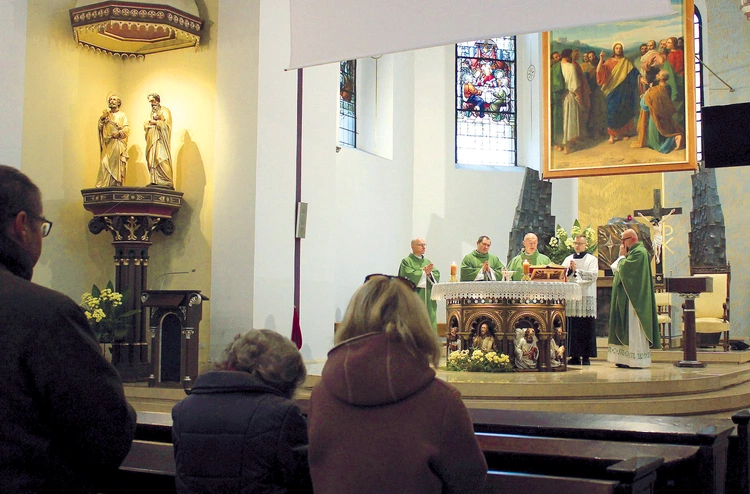 Msza w intencji ojczyzny  w kościele Świętych Apostołów Piotra i Pawła.