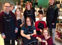 – Mamy szczęście, mając taką szefową, jaką jest nasza Kasia – mówią zgodnie pracownicy MOCnej, których na co dzień wspierają trenerzy pracy. Reportaż z kawiarni opublikujemy 5 listopada na: krakow.gosc.pl.