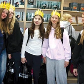 Wśród gości targowych przeważali ludzie młodzi. Przyjechała  m.in. grupa uczennic IV LO  w Tarnowie.