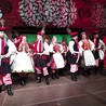 Mietniowiacy z pasją prezentują tańce i śpiewy ze swojego regionu.