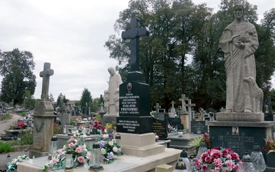  Każdy z grobów opowiada o czyimś życiu. 