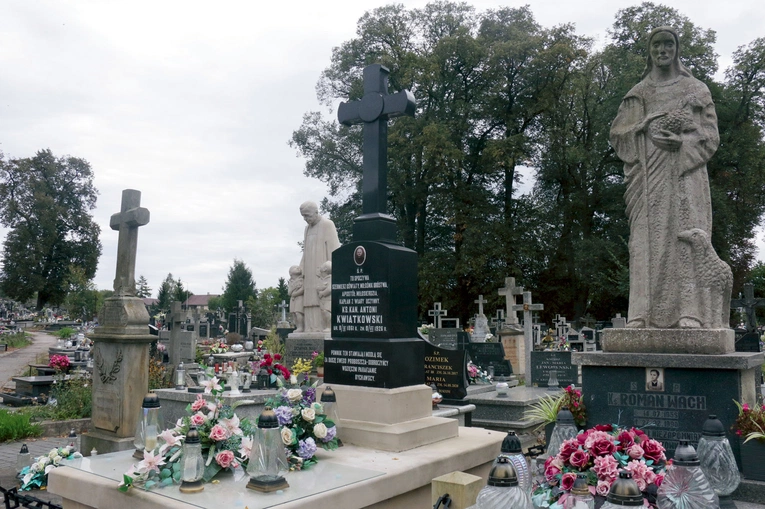  Każdy z grobów opowiada o czyimś życiu. 