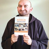 Br. Konrad Baran ma nadzieję, że lektura uświadomi światu, iż osoby bezdomne nadal są zwyczajnymi ludźmi, ze swoimi marzeniami. 