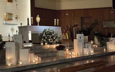 Uwielbienie na Rawce odbywało się w obecności 25 relikwii  świętych i błogosławionych.