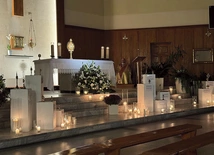 Uwielbienie na Rawce odbywało się w obecności 25 relikwii  świętych i błogosławionych.