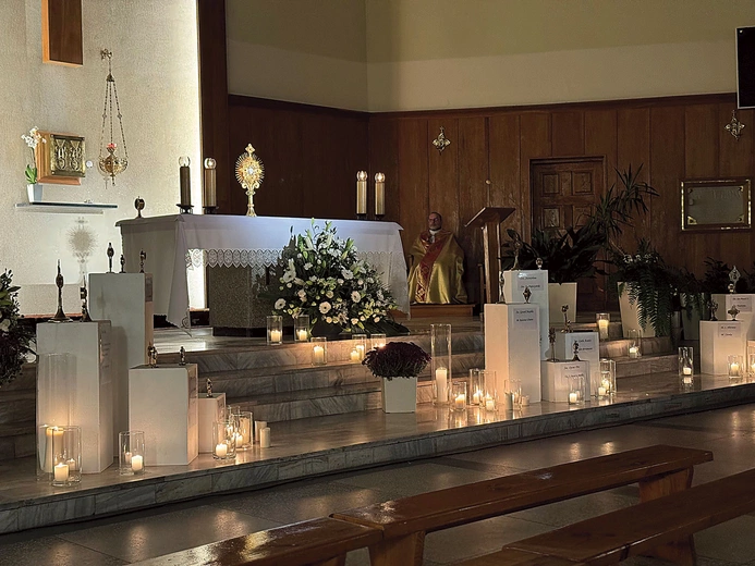 Uwielbienie na Rawce odbywało się w obecności 25 relikwii  świętych i błogosławionych.