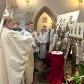 Relikwie z „bliźniaczej” parafii na Podkarpaciu będą otaczane modlitwą rodzin w podmławskiej wspólnocie.