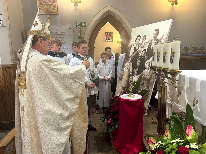 Relikwie z „bliźniaczej” parafii na Podkarpaciu będą otaczane modlitwą rodzin w podmławskiej wspólnocie.
