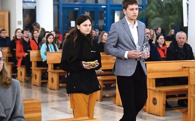 Wspólne świętowanie rozpoczęło się w kościele seminaryjno- -akademickim świadectwami absolwentów i uroczystą Mszą św.