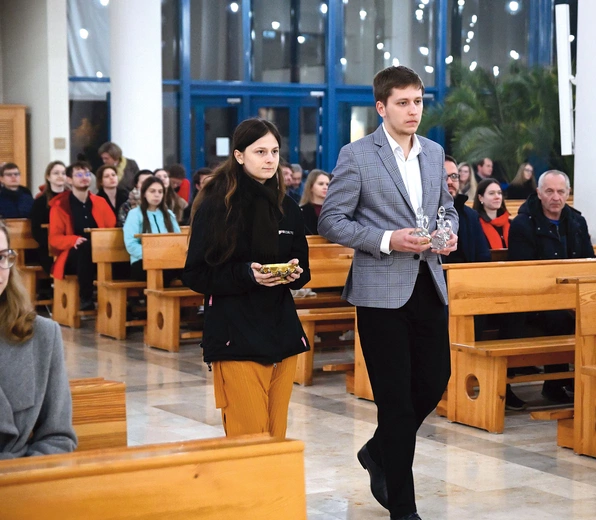 Wspólne świętowanie rozpoczęło się w kościele seminaryjno- -akademickim świadectwami absolwentów i uroczystą Mszą św.