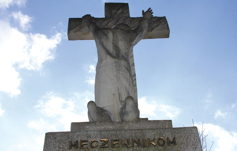 Pomnik „Męczennikom  za wiarę i ojczyznę” wystawiony w Soczewce zaprojektował ks. prał. Andrzej Kondracki. „Gdy człowiek całym ciężarem i grzechami swego życia oprze się o krzyż, gdy zaufa Bogu, to wtedy ten krzyż zacznie go dźwigać”  – mówił kapłan.