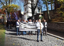 Uczestnicy szli  przez miasto,  modląc się m.in.  o świętość rodzin.