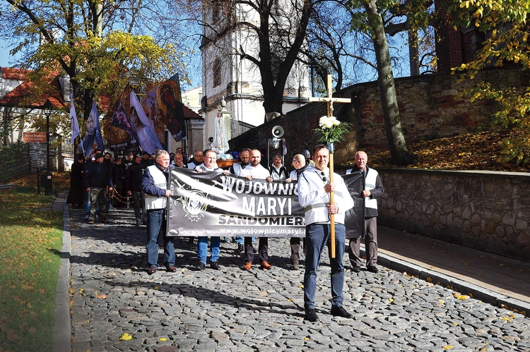 Uczestnicy szli  przez miasto,  modląc się m.in.  o świętość rodzin.