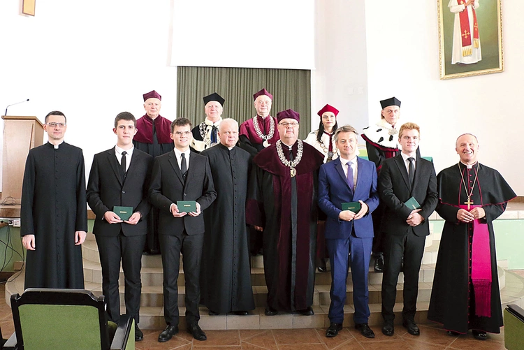 Indeksy otrzymało czterech alumnów pierwszego roku.