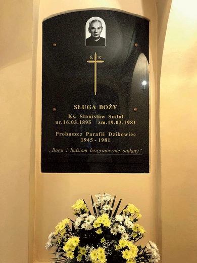 Tablica w kościele w Dzikowcu przypomina o życiu i posłudze kapłana, który całym sercem służył Panu i ludziom.