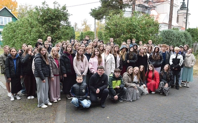 Młodzi na tle kościoła św. Barbary.