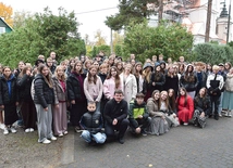 Młodzi na tle kościoła św. Barbary.