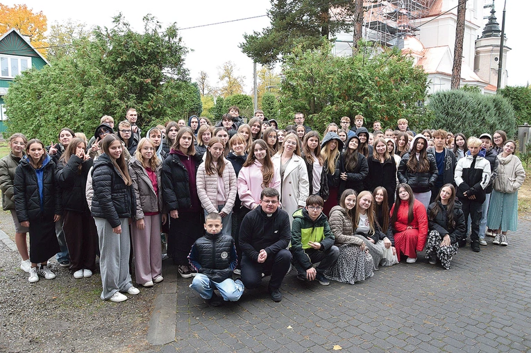 Młodzi na tle kościoła św. Barbary.