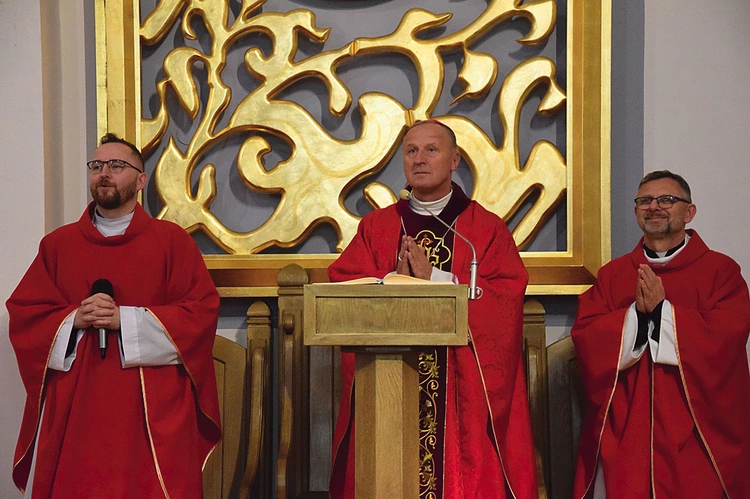 Liturgię celebrował bp M. Solarczyk (w środku).