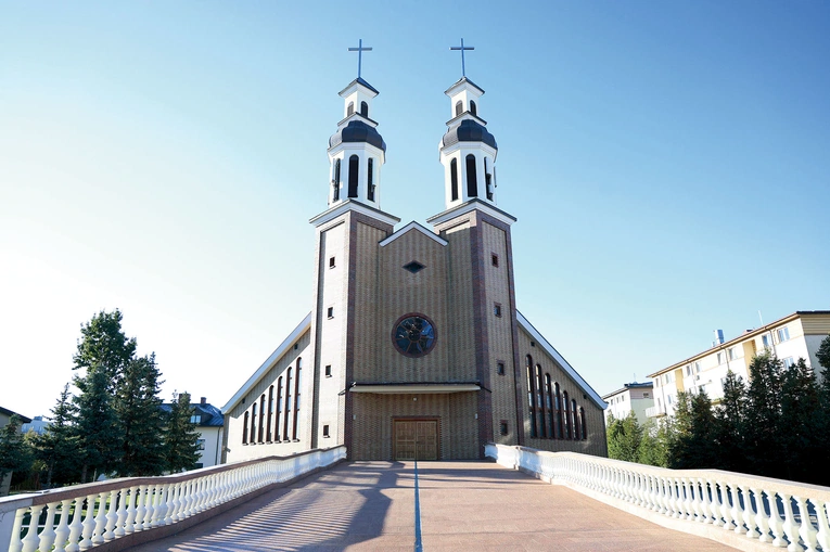 Kościół na planie ośmiokąta, który zaprojektował Aleksy Dworczak, a skonstruował Janusz Frej, upamiętnia kazanie Jezusa na Górze Błogosławieństw. Nawiązuje wprost do słów: „Błogosławieni ubodzy w duchu, smucący się, cisi, spragnieni sprawiedliwości, miłosierni, czystego serca, pokój czyniący, prześladowani”. 