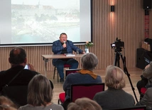 Prelegent ukazał ostatnie chwile II wojny światowej w stolicy Dolnego Śląska.
