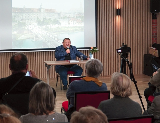 Prelegent ukazał ostatnie chwile II wojny światowej w stolicy Dolnego Śląska.