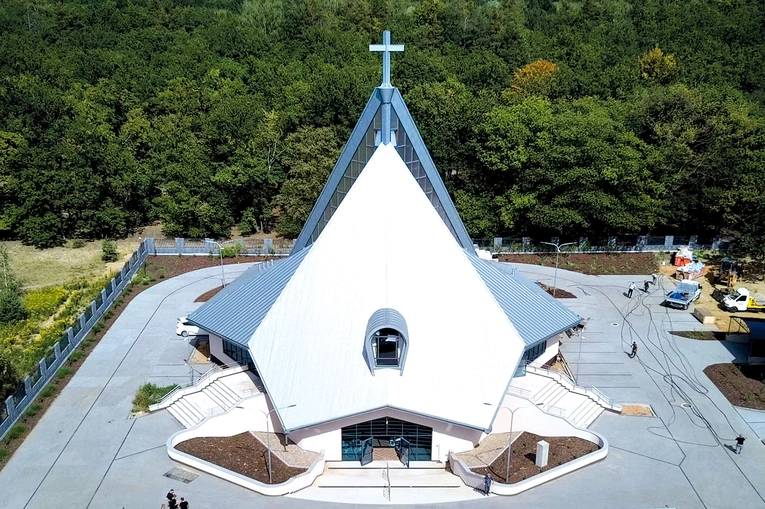 Bryła świątyni, zaprojektowana przez arch. Wojciecha Gęsiaka, jest inspirowana świątynią Matki Bożej Królowej Świata w Radomiu. Z góry wygląda jak budzący się do życia pąk kwiatu, uwieńczony krzyżem.