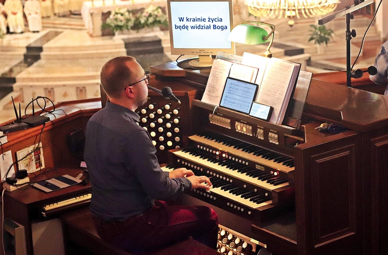 Zgłoszenia można kierować na adres: duszpasterstwoorganistowawr@gmail.com.