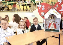 Reprezentanci maluchów z Jodłowej. Z konkursu korzystają nie tylko dzieci, z których każde zostało nagrodzone, ale i dorośli.