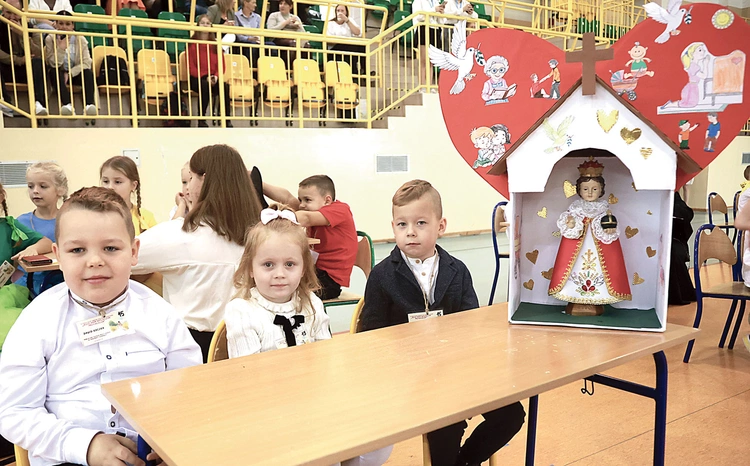 Reprezentanci maluchów z Jodłowej. Z konkursu korzystają nie tylko dzieci, z których każde zostało nagrodzone, ale i dorośli.