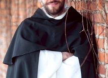 – Byłoby kuriozalne, gdyby małżonek spędzał tyle czasu w kościele ile mnich, a mnich tyle czasu w świecie, ile małżonek. Więc sposób naszej modlitwy, naszej pracy, zadań, przed którymi jesteśmy postawieni, jest wkomponowany w powołanie, a nie odwrotnie. Jeżeli ktoś ma trójkę dzieci, pracę, to jego świętość będzie wypływała z tego życia – podkreśla dominikanin.