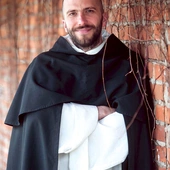 – Byłoby kuriozalne, gdyby małżonek spędzał tyle czasu w kościele ile mnich, a mnich tyle czasu w świecie, ile małżonek. Więc sposób naszej modlitwy, naszej pracy, zadań, przed którymi jesteśmy postawieni, jest wkomponowany w powołanie, a nie odwrotnie. Jeżeli ktoś ma trójkę dzieci, pracę, to jego świętość będzie wypływała z tego życia – podkreśla dominikanin.