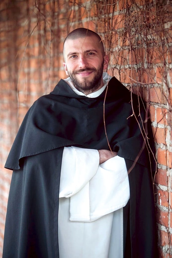 – Byłoby kuriozalne, gdyby małżonek spędzał tyle czasu w kościele ile mnich, a mnich tyle czasu w świecie, ile małżonek. Więc sposób naszej modlitwy, naszej pracy, zadań, przed którymi jesteśmy postawieni, jest wkomponowany w powołanie, a nie odwrotnie. Jeżeli ktoś ma trójkę dzieci, pracę, to jego świętość będzie wypływała z tego życia – podkreśla dominikanin.